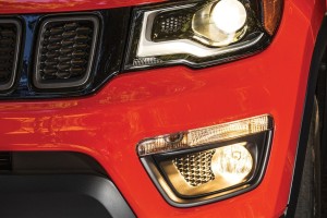 JEEP COMPASS II MP 2017-2020 LISTWA PRZEDNIEJ LAMPY PRZECIWMGIELNEJ CZARNA LEWA 5UQ01RXFAB