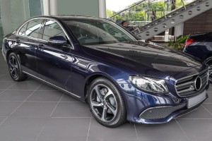 MERCEDES E-CLASS W213 2016-2020 PRZED LIFTINGIEM CHROMOWANA TYLNA LISTWA POSZYCIA PROGU PRAWA A2136983200
