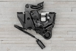 BMW SERIA 6 F13 2011-2018 LEWY ZAMEK POKRYWY SILNIKA 51237206453