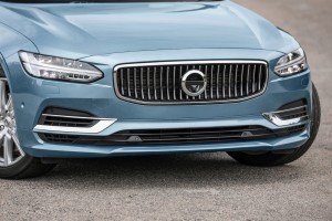 VOLVO S90 2016-2020 PRZED FACELIFTINGIEM KRATKA ŚRODKOWA PRZEDNIEGO ZDERZAKA Z PDC 32227521