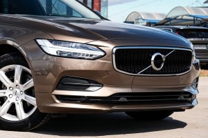 VOLVO V90 2016-2020 PRZED FACELIFTINGIEM KRATKA ŚRODKOWA PRZEDNIEGO ZDERZAKA Z PDC 32227521