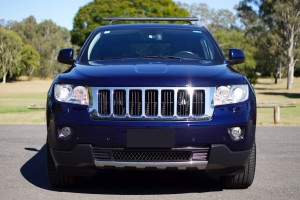JEEP GRAND CHEROKEE IV WK2 2010-2014 PRZED LIFTINGIEM ZDERZAK PRZEDNI GÓRNY PDC I  SPRYSKIWACZE 68078269AB