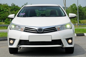 TOYOTA COROLLA XI E16 2013-2016 PRZED LIFTINGIEM ZDERZAK PRZEDNI Z DOLNĄ KRATKĄ ATRAPĄ 521190Z929