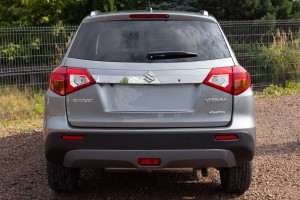 SUZUKI VITARA II LY 2014+ LISTWA KLAPY TYŁ POD ZNACZEK STAL NIERDZEWNA