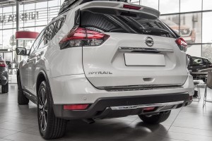 NISSAN X-TRAIL 2014-2021 OZDOBNA STALOWA LISTWA KLAPY TYŁ NAPIS