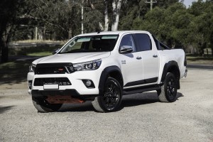 TOYOTA HILUX VIII 2015-2018 PRZED LIFTINGIEM PODWÓJNA KABINA POSZERZENIA BŁOTNIKÓW