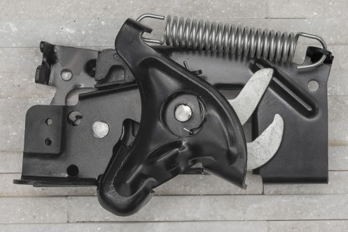 BMW M3 F80 2014-2018  PRAWY DOLNY ZAMEK POKRYWY SILNIKA 51237242549