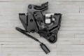 BMW SERIA 5 F11 2010-2017 LEWY ZAMEK POKRYWY SILNIKA 51237206453