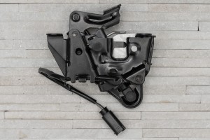 BMW SERIA 5 F11 2010-2017 LEWY ZAMEK POKRYWY SILNIKA 51237206453
