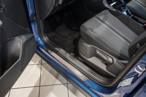 VOLKSWAGEN T-ROC 2017+ WEWNĘTRZNE LISTWY PROGOWE