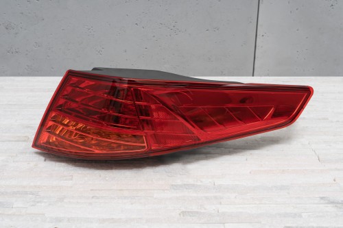 KIA OPTIMA III SEDAN 2010-2013 PRZED FACELIFTINGIEM KAROSERYJNA LAMPA TYLNA PRAWA 924022T020