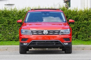 VOLKSWAGEN TIGUAN II AD1 2016-2020 PRZED FACELIFTINGIEM KRATKA ZDERZAKA PRZEDNIEGO ŚRODKOWA Z PDC 5NN853677E