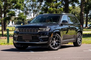 JEEP GRAND CHEROKEE V WL 2020+ BŁOTNIK PRZEDNI LEWY 68465273AD