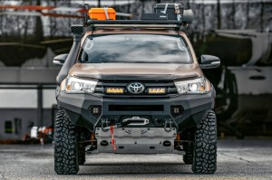 TOYOTA HILUX VIII AN120 2015-2018 PRZED LIFTINGIEM STALOWY ZDERZAK PRZEDNI POD WYCIĄGARKĘ ZE ŚWIATŁAMI LED