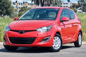 HYUNDAI i20 I PB 2012-2014 PO FACELIFTINGU KRATKA PRZEDNIEGO ZDERZAKA LEWA 865231J500 / 865271J500