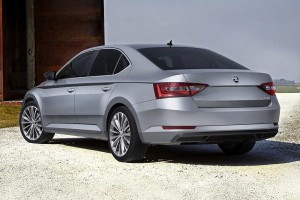 SKODA SUPERB II III KAMERA COFANIA FULL HD DYNAMICZNE LINIE ZINTEGROWANA Z KLAMKĄ KLAPY TYLNEJ