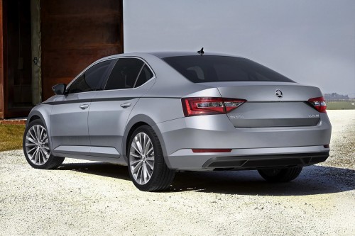 SKODA SUPERB II III KAMERA COFANIA FULL HD DYNAMICZNE LINIE ZINTEGROWANA Z KLAMKĄ KLAPY TYLNEJ