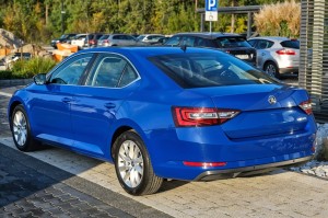 SKODA SUPERB III B8 2015-2019 PRZED FACELIFTINGIEM KAMERA COFANIA FULL HD DYNAMICZNE LINIE ZINTEGROWANA Z KLAMKĄ KLAPY TYLNEJ