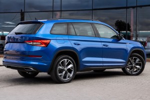 SKODA KODIAQ I NS7 2016-2021 PRZED FACELIFTINGIEM KAMERA COFANIA FULL HD DYNAMICZNE LINIE ZINTEGROWANA Z KLAMKĄ KLAPY TYLNEJ 