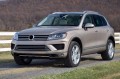 VOLKSWAGEN TOUAREG II 7P 2014-2018 PO FACELIFTINGU CHROMOWANA LISTWA PRZEDNIEGO ZDERZAKA ŚRODKOWA GÓRNA 7P68532452ZZ